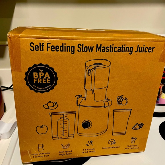 Self feeding slow masticating juicer